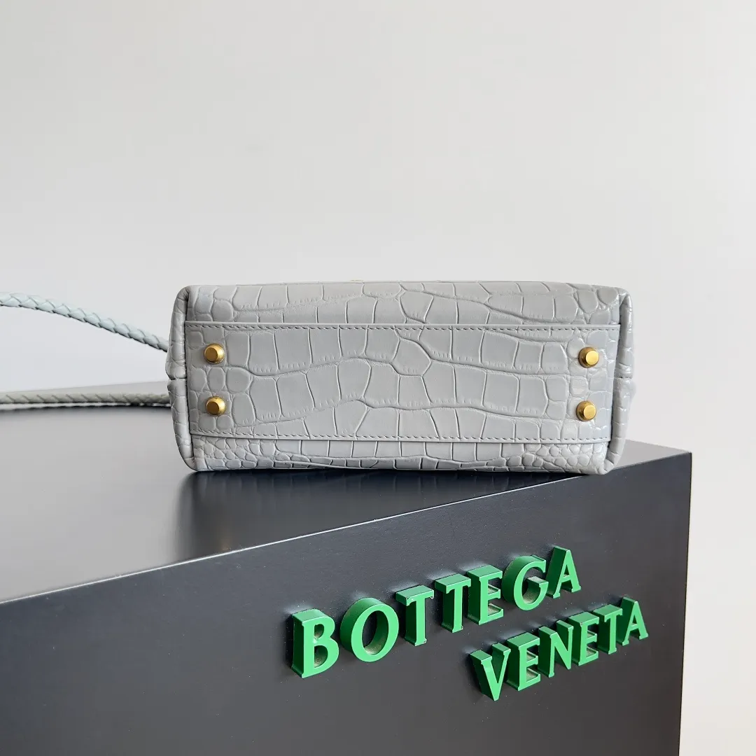 Batch 2880 BOTTEGA VENETA new women's crocodile leather ANDIAMO is shipped! ! ! As a classic model of the BV family, each innovation brings different surprises to fans. There are three ways to carry it with different makeup. Crocodile skin is called the gold in leather and is famous for its top luxury and rarity. During use, the luster of the crocodile skin will not fade or fade with time. No matter how long it is used, it will still remain new. And because each crocodile skin is different, the effect of each crocodile leather bag is different. Style number: 777614 Size: 22*9*15.5cm